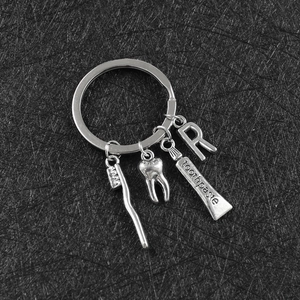 Portachiavi creativo argento con spazzolino, dente, tubetto di dentifrice e lettera R