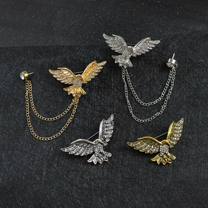 Broche Aigle en Alliage Vintage Avec Chaîne à Glands Ailes Déployées Strass Épingle de Revers pour Costume Homme Femme