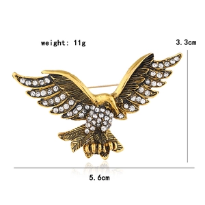 Détails macro de la broche aigle avec des strass étincelants et des textures dorées