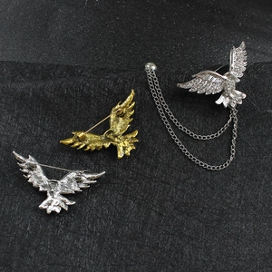 Broche aigle unisexe en métal vintage or et argent avec des détails de chaîne fine