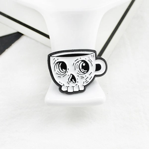 Kreative Emaille-Anstecknadel Totenkopf-Kaffeetasse im schwarz-weißen Gothic-Stil