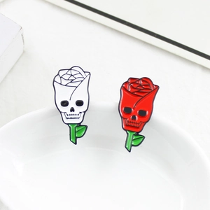 Set di spille smaltate creative con rosa e teschio in design rosso e bianco