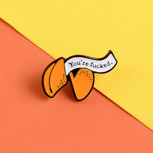Leuchtend orangefarbene Glückskeks-Emaille-Anstecknadel mit sarkastischem Textdesign