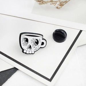 Kreative Emaille-Brosche in Totenkopf-Kaffeetassenform mit schwarz-weißem Lack