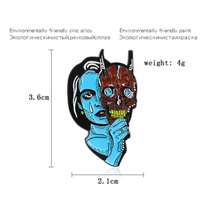Dettagli dimensionali della spilla smaltata strega blu con maschera da demone