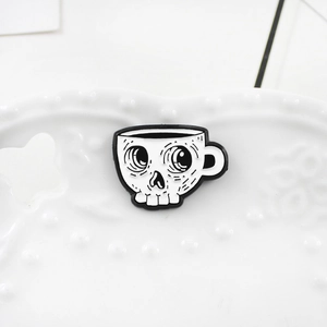 Kreative Emaille-Brosche in Totenkopf-Kaffeetassen-Optik für modische Kleidung
