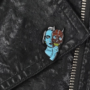 Spilla Artistica Strega Blu Con Maschera di Teschio Smaltata Personalizzata Serie Halloween In Lega Stile Gothic Punk
