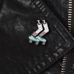 Creative Cartoon Severed Legs Roller Skates Enamel Brooch Pin Funny Alloy Drip Oil Lapel Badge Fashion Jewelry Accessory