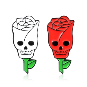 Set di spille smaltate a forma di teschio e rosa dal design gotico creativo in rosso e bianco