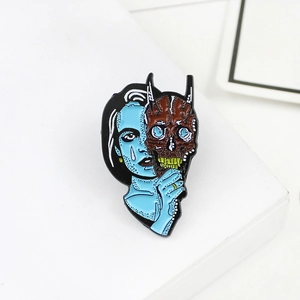 Spilla smaltata gotica con strega blu e maschera a teschio per accessori di Halloween