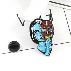 Spilla in smalto bifacciale con donna pop-art blu e design demone teschio rosso