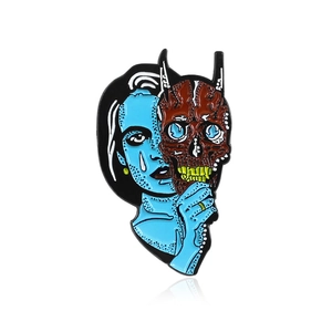 Spilla smaltata con strega blu piangente e maschera di teschio in stile pop art