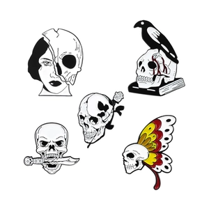 Lot de 5 broches gothiques en émail avec motifs de corbeau, rose et poignard