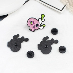 Broche tête de mort punk rose avec fumée verte et fermoirs papillon de sécurité