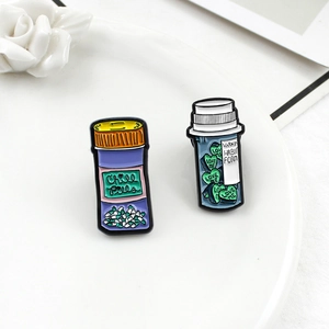 Spille smaltate creative Chill Pills e capsula Love Me su vassoio in ceramica bianca