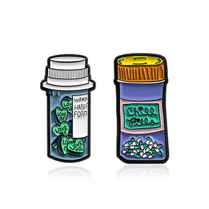Set di spille smaltate creative con design di flaconi Chill Pills e Love Me