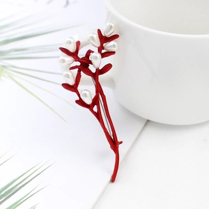 Eleganter rote Beeren Zweig Brosche mit weißen Perlen an einer weißen Keramiktasse