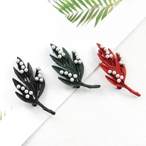 Broche Élégante en Alliage Forme de Feuille Avec Imitation Künstliche Perle Finition Mate Design Végétal Épingle Décorative pour Femme Bijoux de Mode