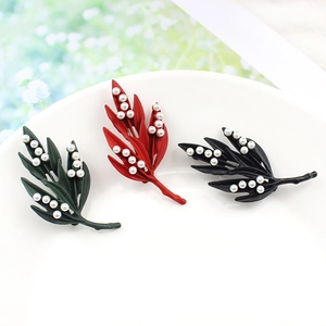 Broches élégantes en forme de feuille d'érable avec perles en vert, rouge et noir