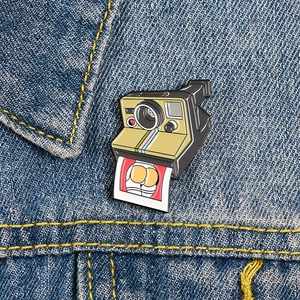 Retro Polaroid Style Camera Enamel Pin Humorous Cartoon Butt Photo Alloy Brooch Creative Backpack Clothes Lapel Pin Badge