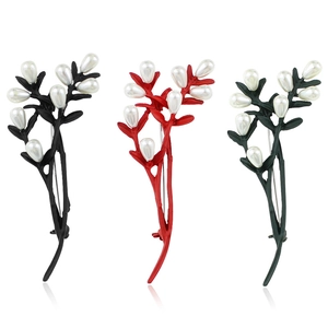Minimalistische Zweigbrosche mit Perlentropfen in Schwarz, Rot und Grün Optionen
