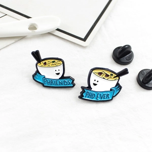 Broche Émail Bol de Pho Souriant Dessin Animé Lettres Phriends Pho Ever Alliage Badge Alimentaire Créatif pour Hommes Femmes