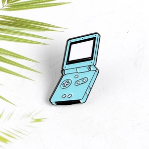 Retro Handheld Spielkonsole Legierung Emaille Brosche Pin Hellblau Lackiertes Abzeichen Für Kleidung Rucksack Mode Schmuck Unisex Geschenk