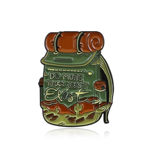 Outdoor-Rucksack-Emaille-Brosche mit dem Spruch 'DO MORE THAN JUST EXIST' auf Weiß