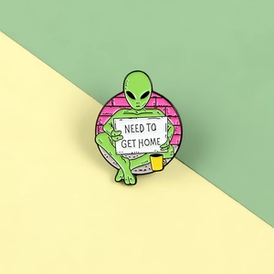 Kreative grüne Emaille-Anstecknadel Alien mit NEED TO GET HOME Schild auf Minzhintergrund