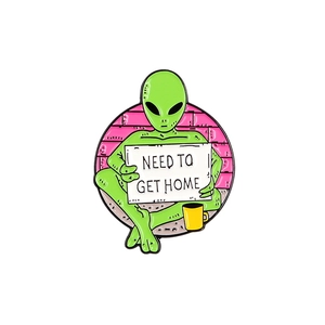 Kreative Alien Emaille-Anstecknadel mit Need To Get Home Schild auf rosa Basis
