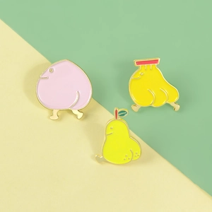 Broches en émail créatives représentant une pêche, une banane et une poire en train de courir