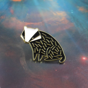 Broche en émail blaireau de dessin animé noir, blanc et or pour accessoire de mode
