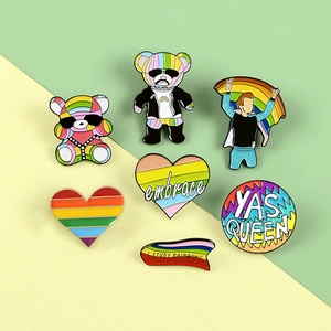 Pins en Émail Rainbow Pride Ours Dessin Animé Cœur Badge Embrace Alliage Broche pour Sac à Dos Vêtements Bijoux