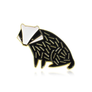 Broche en émail mignonne motif blaireau noir et blanc avec lignes dorées et reflet