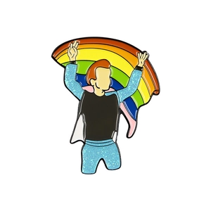 Détail de la broche émaillée Rick Astley avec arc-en-ciel et finition pailletée bleue