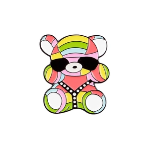 Détail de la broche ours émaillée géométrique multicolore avec lunettes de soleil