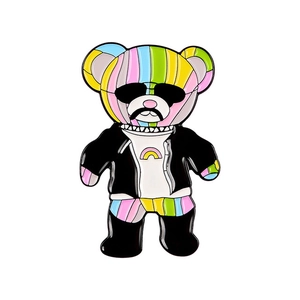 Détail d'un pin's émaillé en forme d'ours de dessin animé avec rayures arc-en-ciel