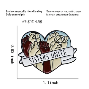 Détails de la broche en émail Sisters Unite en forme de cœur montrant ses dimensions