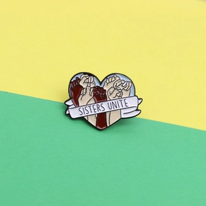 Broche en émail en forme de cœur avec mains unies et bannière Sisters Unite