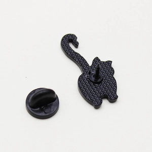 Broche chat noir amusante vue de dos avec texture métallique et fermoir en caoutchouc