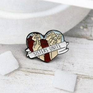 Broche Émail Cœur Sisters Unite Féministe Mains de Différentes Couleurs Tenant Unité Bijoux Cadeau Pour Femmes Filles