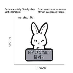 Niedliche weiße Emaille-Anstecknadel Hase mit ME SARCASTIC NEVER Schild 1,1x0,7 Zoll