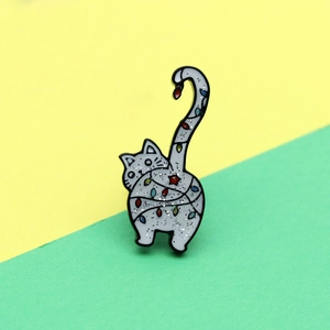 Broche en émail chat blanc rigolo avec guirlandes colorées et longue queue dressée