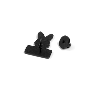 Niedliche Hasen-Brosche mit Metall-Schmetterling-Silhouette und schwarzem Verschluss