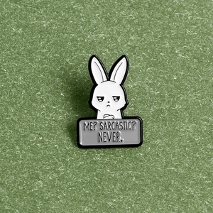 Cartoon Emaille-Pin Weißer Hase mit sarkastischem Spruch auf grünem Hintergrund