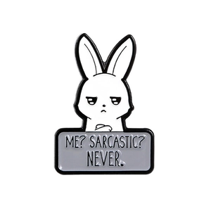 Cartoon Emaille-Anstecknadel weißer Hase mit ME? SARCASTIC? NEVER. Text Abzeichen