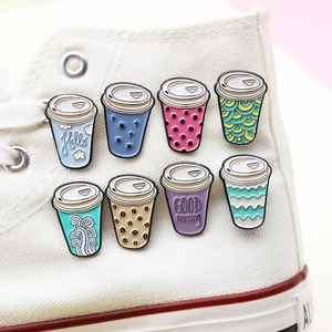 Lot de 8 broches colorées en forme de tasses de café sur des baskets en toile blanche