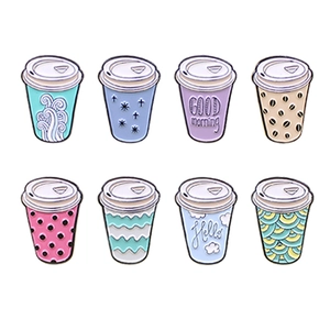 Lot de huit broches en émail en forme de tasse de café avec motifs de vagues et nuages