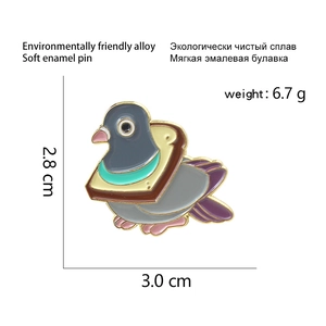 Détail macro du pin's émaillé pigeon pain avec des bords métalliques de qualité