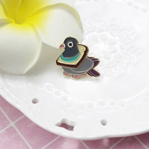 Broche en Émail Pigeon et Toast Créative Alliage Badge Animal Drôle Bijoux Cadeau pour Femmes Hommes Décoration Sac